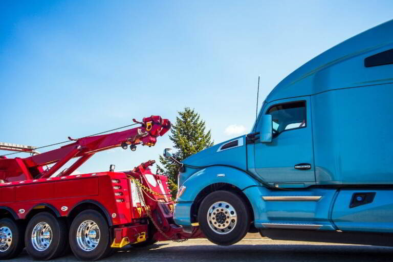 Holowanie ciężarówek — jak przebiega, jaką pomoc wezwać?